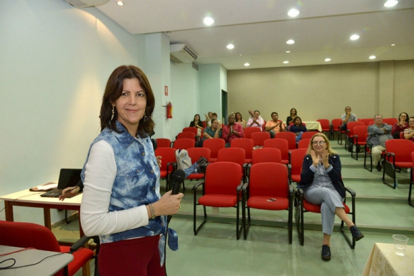 Pesquisadora surda defende tese sobre habitação e metrópole