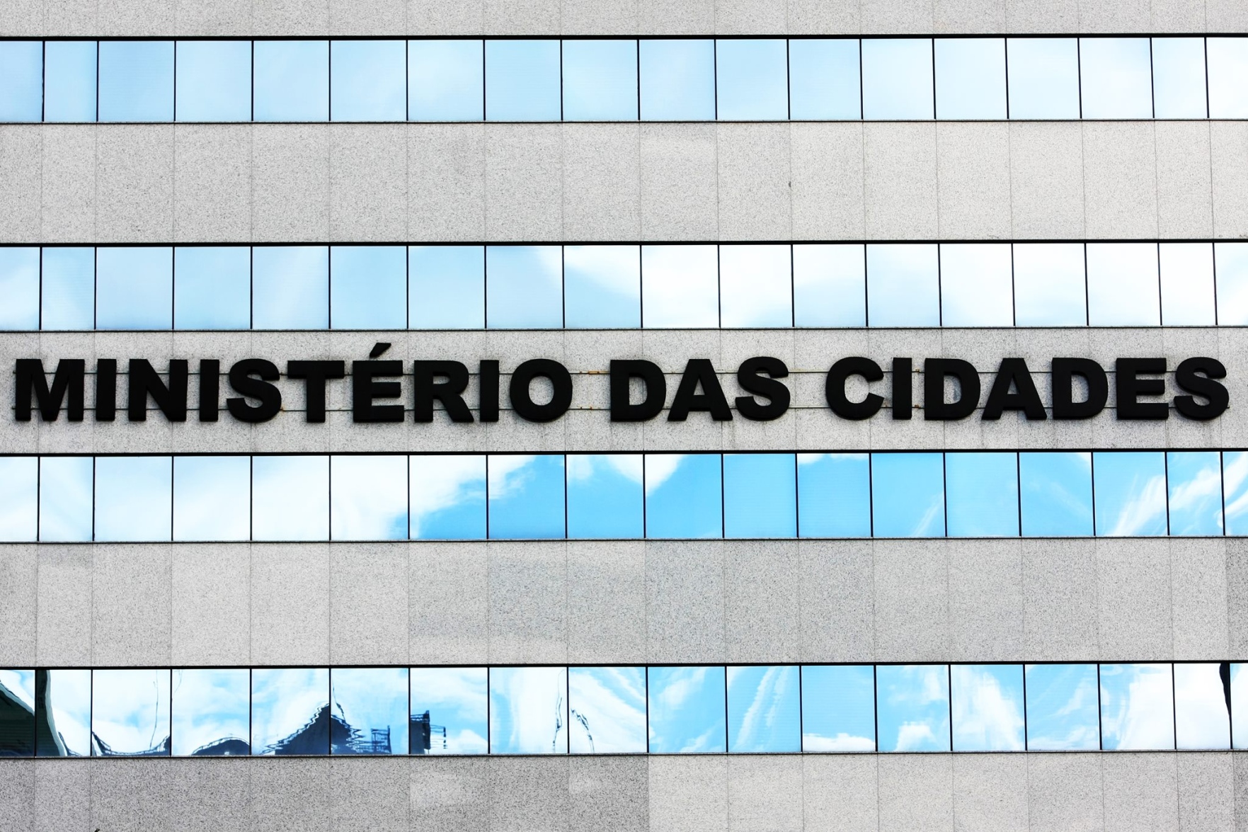 A recriação dos Ministérios das Cidades e da Integração Nacional: retorno de uma política de desenvolvimento urbano e regional?