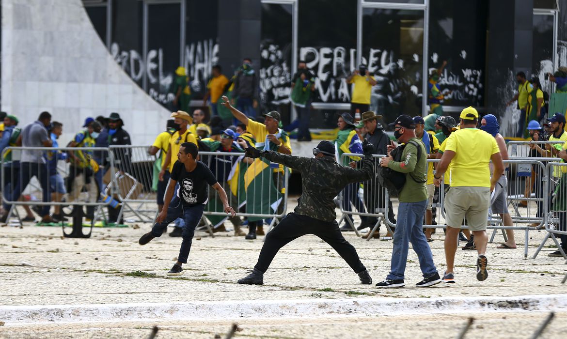 A invasão dos poderes em Brasília – qual o tamanho do movimento golpista? O que diz a primeira pesquisa de opinião
