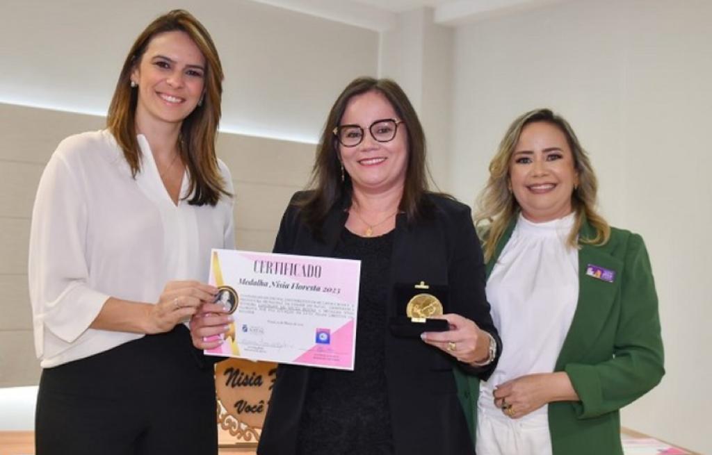 Pesquisadora do Núcleo Natal é homenageada com Medalha Nísia Floresta