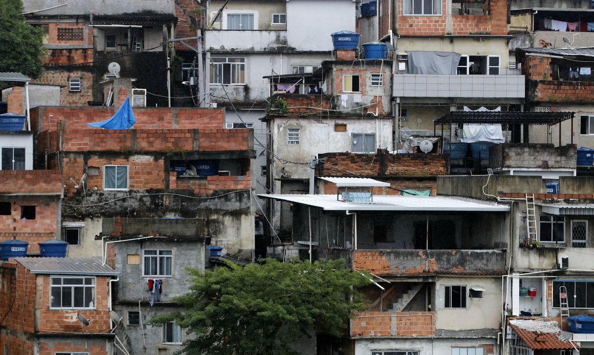 As áreas de Especial Interesse Social (AEIS) no Município do Rio de Janeiro: trajetória do instrumento e seu papel nas políticas habitacionais