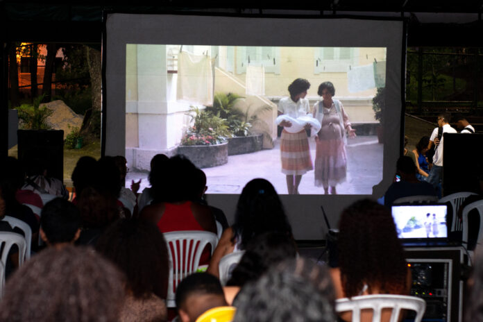 Artigo analisa o ativismo cultural em territórios dominados por milícias na Baixada Fluminense (RJ)